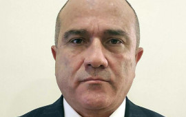 Yeni baş&ccedil;ı m&uuml;avinini işdən &ccedil;ıxardı 