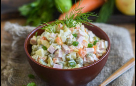 Yeni il s&uuml;frəsinin bəzəyi olan salat zəhərlənmə verə bilər  Belə saxlayın