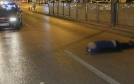 Bakıda maşın yolda uzanmış oğlanın &uuml;st&uuml;ndən ke&ccedil;di