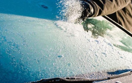 Buzlu avtomobil şüşəsinə əsla isti su tökməyin!