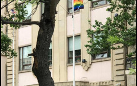 Bakıda səfirlik binasından LGBT bayrağı asıldı  FOTO
