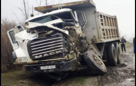 Azərbaycanda idmançıları daşıyan avtobus "Kamaz"la toqquşdu 