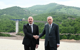 Azərbaycan və Türkiyə prezidentləri KəlbəcərLaçın avtomobil yolunda görülən tikinti işləri ilə tanış olublar  FOTO
