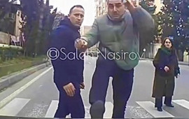 Piyada ke&ccedil;idində maşının &uuml;st&uuml;nə tullandı 