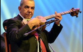 "Bu sənətdə iynə ilə gor qazırıq"