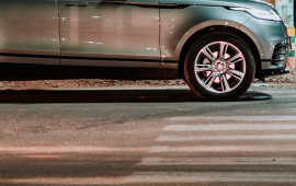 Anasının "Range Rover"ini qaçırıb 12 yaşlı sevgilisini gəzdirdi 