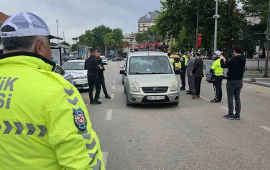 Davada onları ayırmağa gələn polisin başını əzməyə çalışdı 