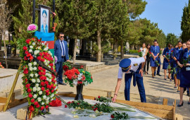 AZAL rəhbərliyi və kollektivi Azərbaycanın Milli Qəhrəmanı Hökumə Əliyevanın məzarını ziyarət edib