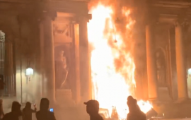 Bordo şəhərində etirazçılar meriya binasını yandırıblar  VİDEO