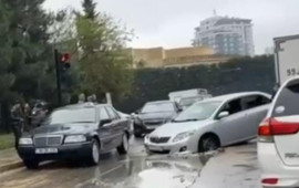 Bakıda avtomobil çuxura düşdü, tıxac yarandı 