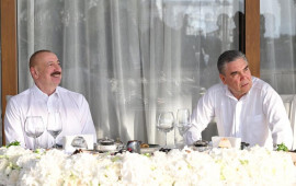 İlham Əliyev və Qurbanqulu Berdiməhəmmədov birgə nahar ediblər