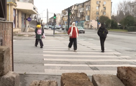 Bakıda restoran piyada ke&ccedil;idini zəbt etdi 