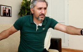 "S&uuml;rd&uuml;y&uuml;m avtomobilə g&ouml;rə QINANDIM"  "Budur maşın?"