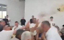 Gürcüstanda azərbaycanlı deputat seçiciyə çaynik atdı 