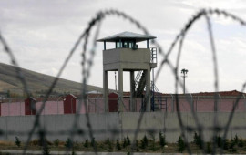 Həbsxanaya oğluna gətirdiyi şalvarın balağında narkotik ke&ccedil;irmək istədi 