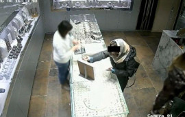 Bakıda qadın zərgərlik mağazalarından oğurluq etdi 