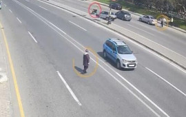 Bakıda ana və övladını maşın vurdu  DƏHŞƏTLİ GÖRÜNTÜLƏR