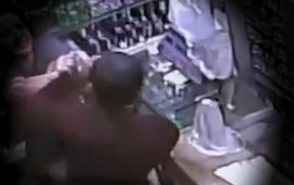 Bakıda qadın satıcı marketə girən oğru ilə əlbəyaxa oldu 