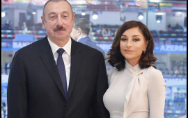 İlham Əliyev və Mehriban Əliyeva Vyetnam rəsm əsərlərindən ibarət sərgi ilə tanış olublar