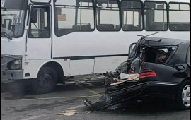 Bakıda sərnişin avtobusu “Mercedes”lə toqquşdu  FOTO
