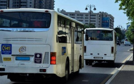 Bakıda kişi avtobusda namaz qıldı 