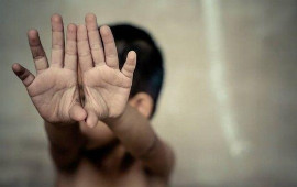 Sevgilisi ilə əlbir olan ana 6 yaşlı oğluna işgəncə verdi