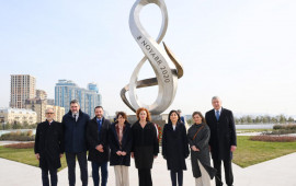 Fransina Armenqol Sosias Bakıda Zəfər parkını ziyarət etdi 