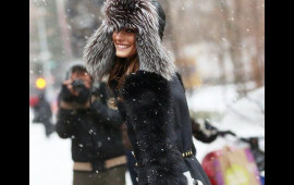 Bu qış xanımlar &uuml;&ccedil;&uuml;n dəbdə olacaq baş geyimləri &ndash; Moda trendləri