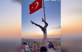 Bayraq dirəyinin üzərinə çıxıb rəqs etdi  HƏBS OLUNACAQ 
