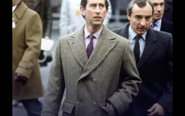 40 il sonra eyni paltonu geyindi 