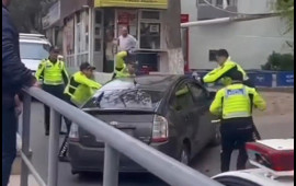 Bakıda sürücü “Prius”u polislərin üzərinə sürdü 