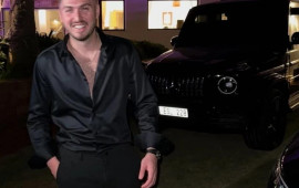 Reper atasına 10 milyonluq avtomobil hədiyyə etdi 