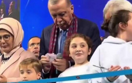 Ərdoğan tədbirdə uşaqlara pul payladı 