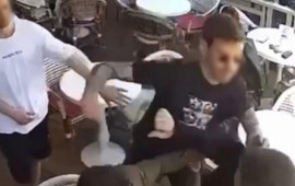 Kafedə dalaşanları ayırmaq istədi, &ouml;z canından oldu...