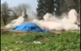 Sökülən minarə buldozerin üstünə aşdı, sürücü öldü  VİDEO