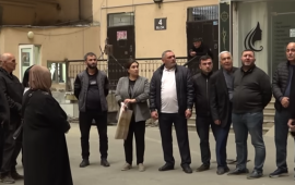 Bir mənzil 3 nəfərə satılıb, sahibi isə həbsdədir