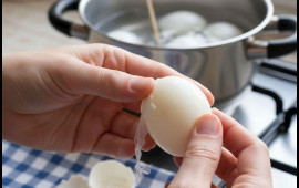 Yumurta qaynadarkən suya niyə diş &ccedil;&ouml;p&uuml; atılır?