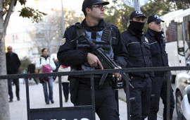 Türk polisi bayrağımızı öpərək alnına qoydu 
