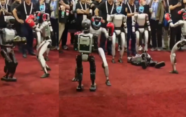 Gələcəyin döyüşçüləri  Çində robotlar döyüşdürüldü  VİDEO