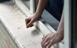 Məktəbdə şagird 2ci mərtəbədən YIXILDI