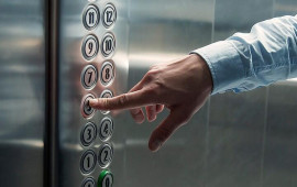 Lift g&ouml;zləyərkən etdiyiniz bu hərəkət y&uuml;ksək emosional intellektin g&ouml;stəricisidir