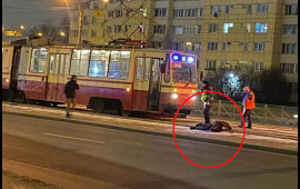 Rusiyada qorxunc qəza: Tramvayın altına düşən kişi faciəvi şəkildə öldü 