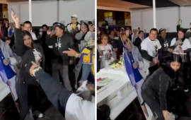 Ərinin tabutu yanında rəqs edən qadın sosial şəbəkədə müzakirələrə səbəb oldu  VİDEO