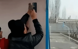 Direktor şagirdin telefonunu divara mismarladı 