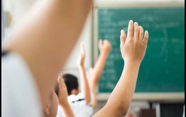 Azərbaycanda müəllimə məktəb direktorunu döydü