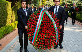 Heydər Əliyev Sarayının kollektivi Ümummilli Liderin xatirəsini yad edib  FOTO