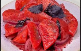 Yaz və yay aylarının ən çox sevilən pomidor salatı  VİDEO