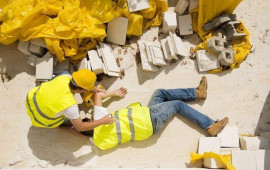 Başına 42 kq dəmir par&ccedil;ası d&uuml;şən iş&ccedil;i d&ouml;rd ildir şirkətlə g&ouml;r&uuml;şə bilmir  ŞİKAYƏT