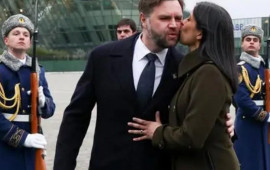 Ərini Bakı aeroportunda buna g&ouml;rə &ouml;p&uuml;bm&uuml;ş 