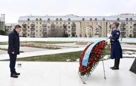 Qazaxıstanın Baş naziri Oljas Bektenov Bakıda Zəfər parkını ziyarət edib  FOTO